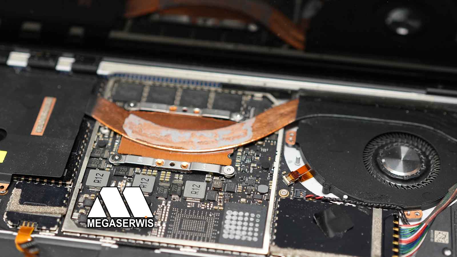 Naprawa płyty głównej w Microsoft Surface po zalaniu