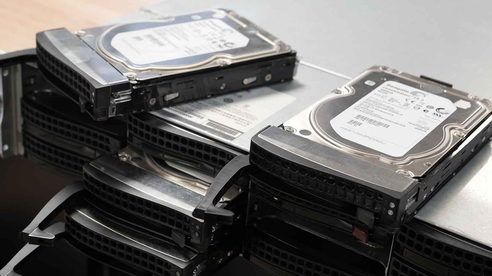 10 dysków Seagate 3TB SAS w macierzy RAID 6