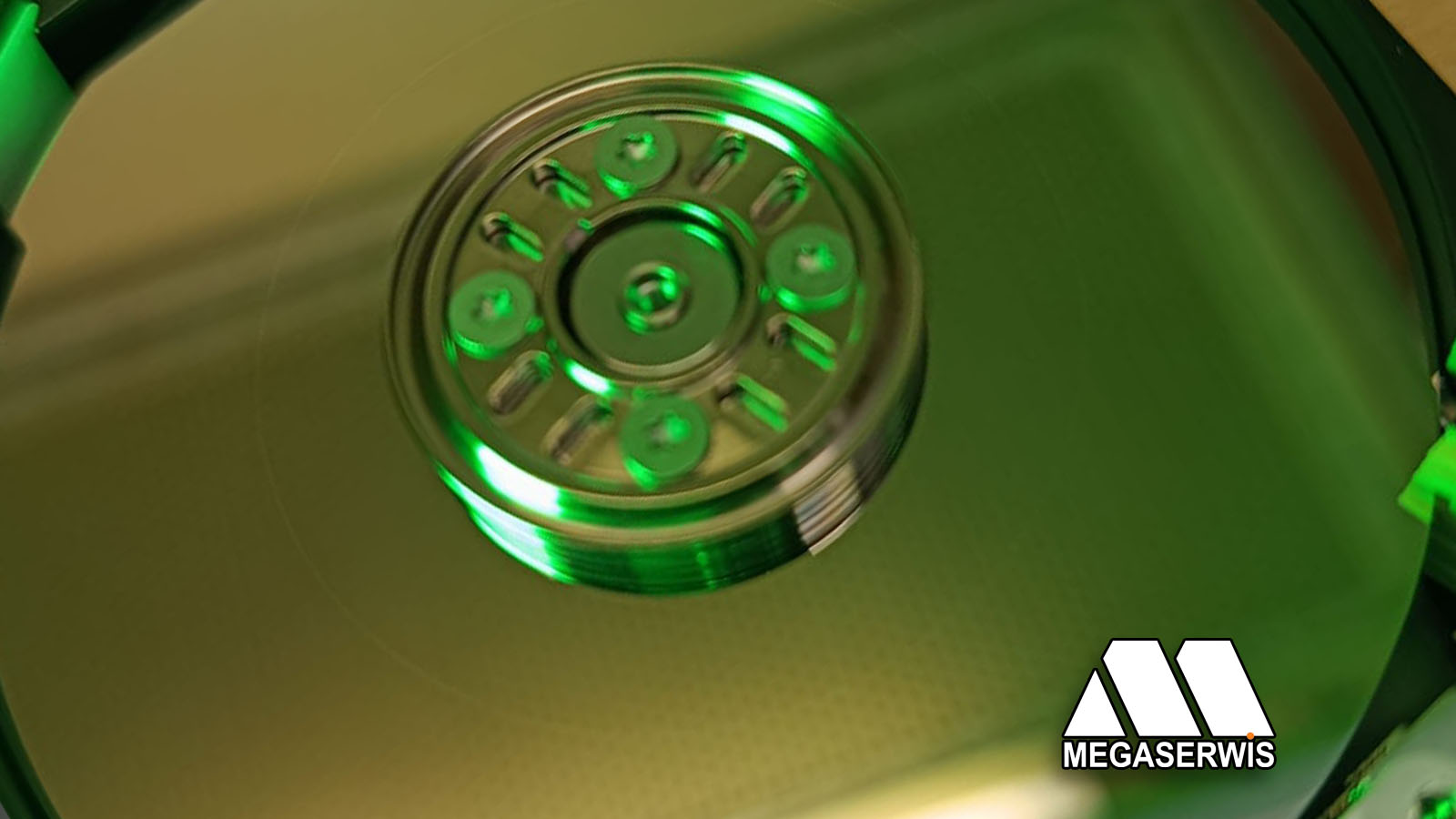 Zarysowanie na talerzu dysku twardego widoczne w zielonym świetle