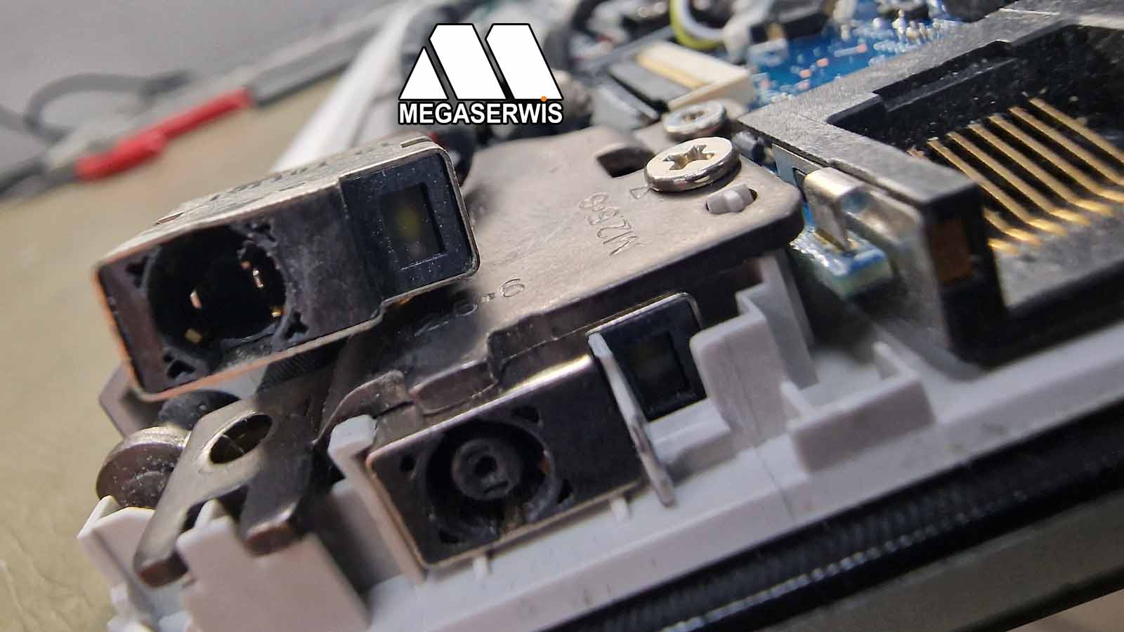 wymiana gniazda zasilania w laptopie