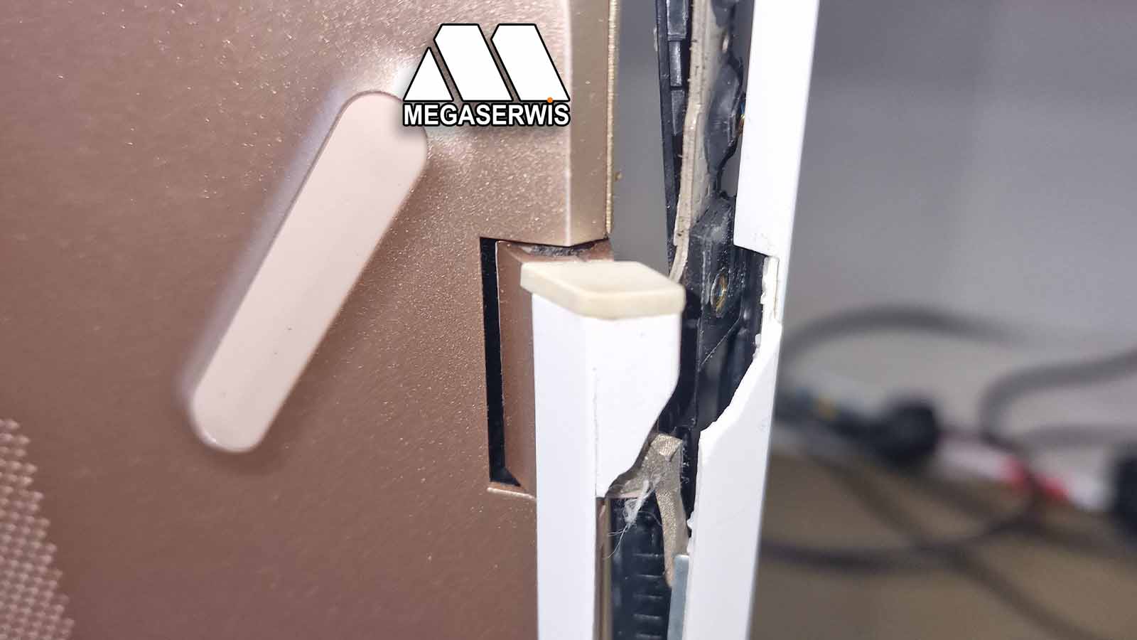 Wyłamane zawiasy w laptopie