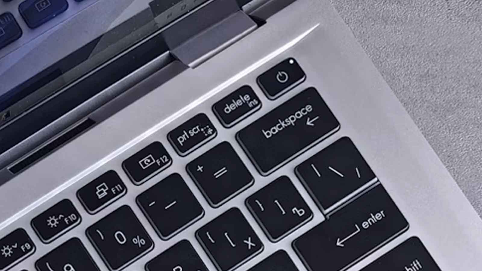 laptop się nie włącza, brak rekacji na włącznik