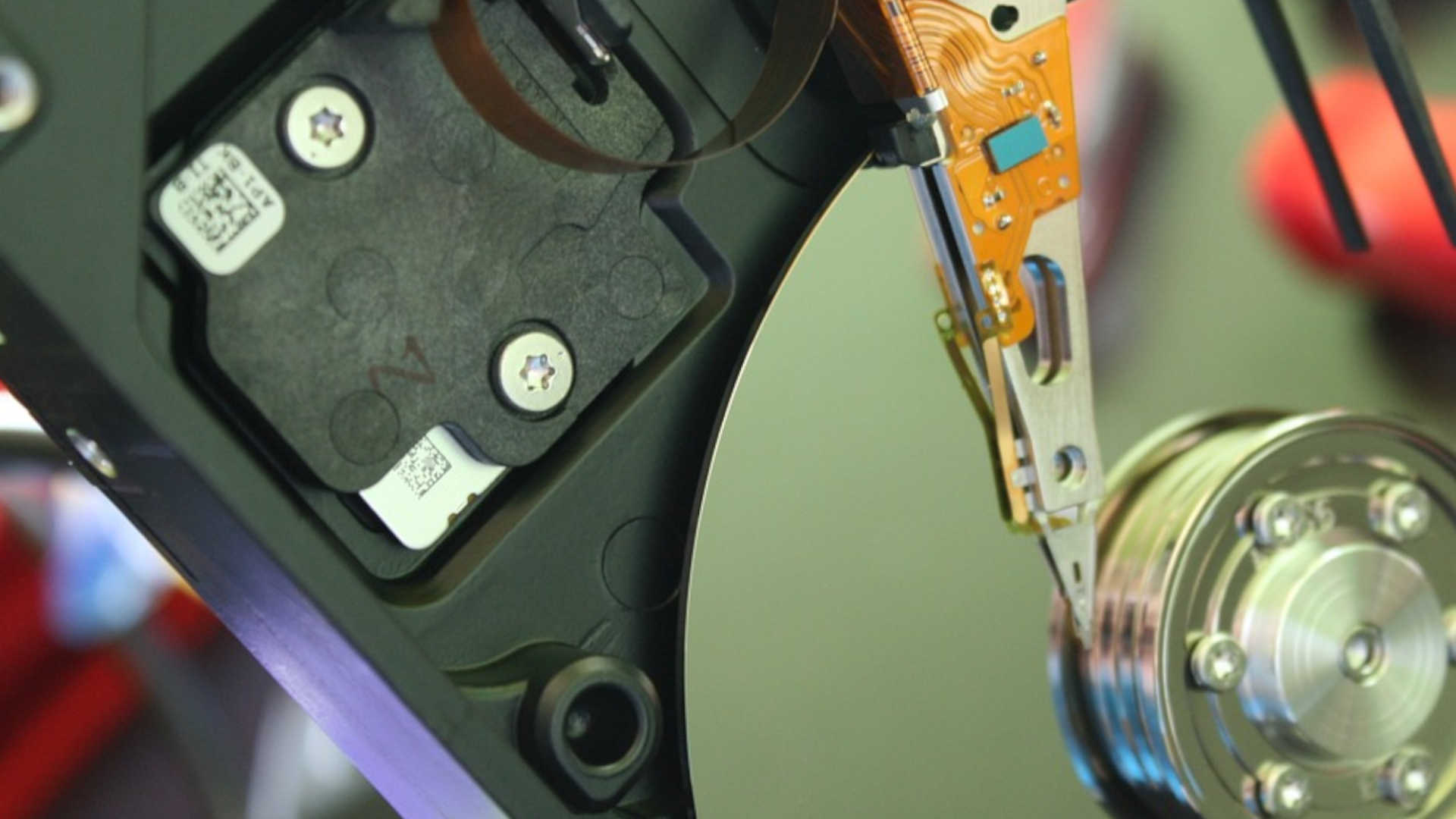  Jakie parametry dysków są niedostępne dla użytkownika i co oznaczają? 