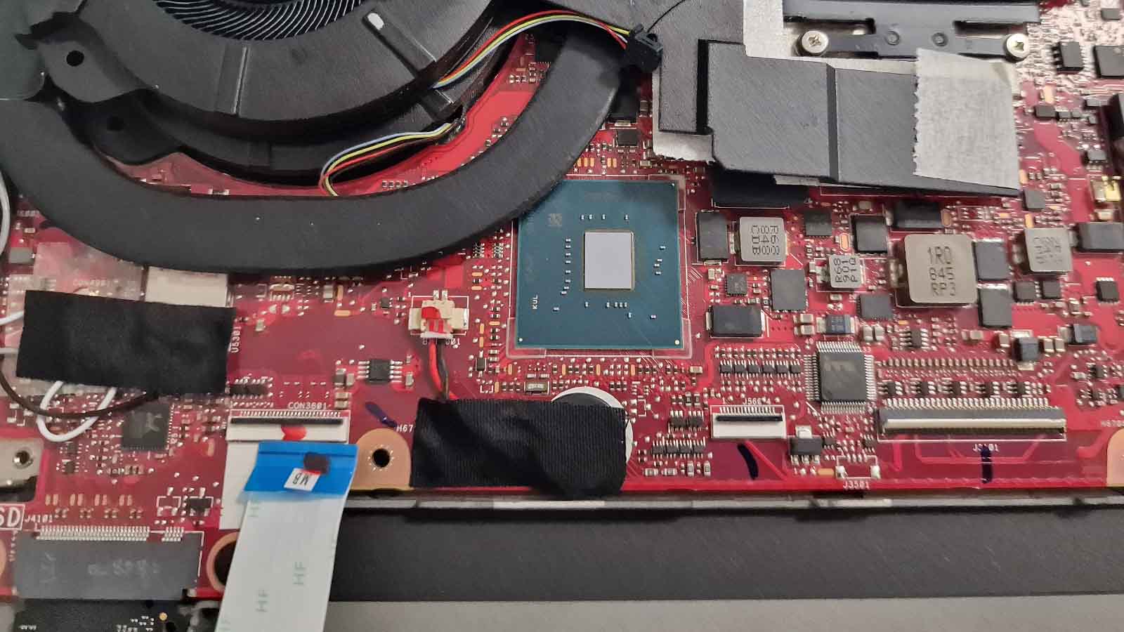 Coś grzechocze w laptopie przy jego poruszaniu. Mała śrubka może spowodować duże uszkodzenia. 