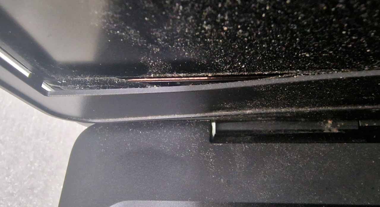  Wyłamane zawiasy w laptopie 