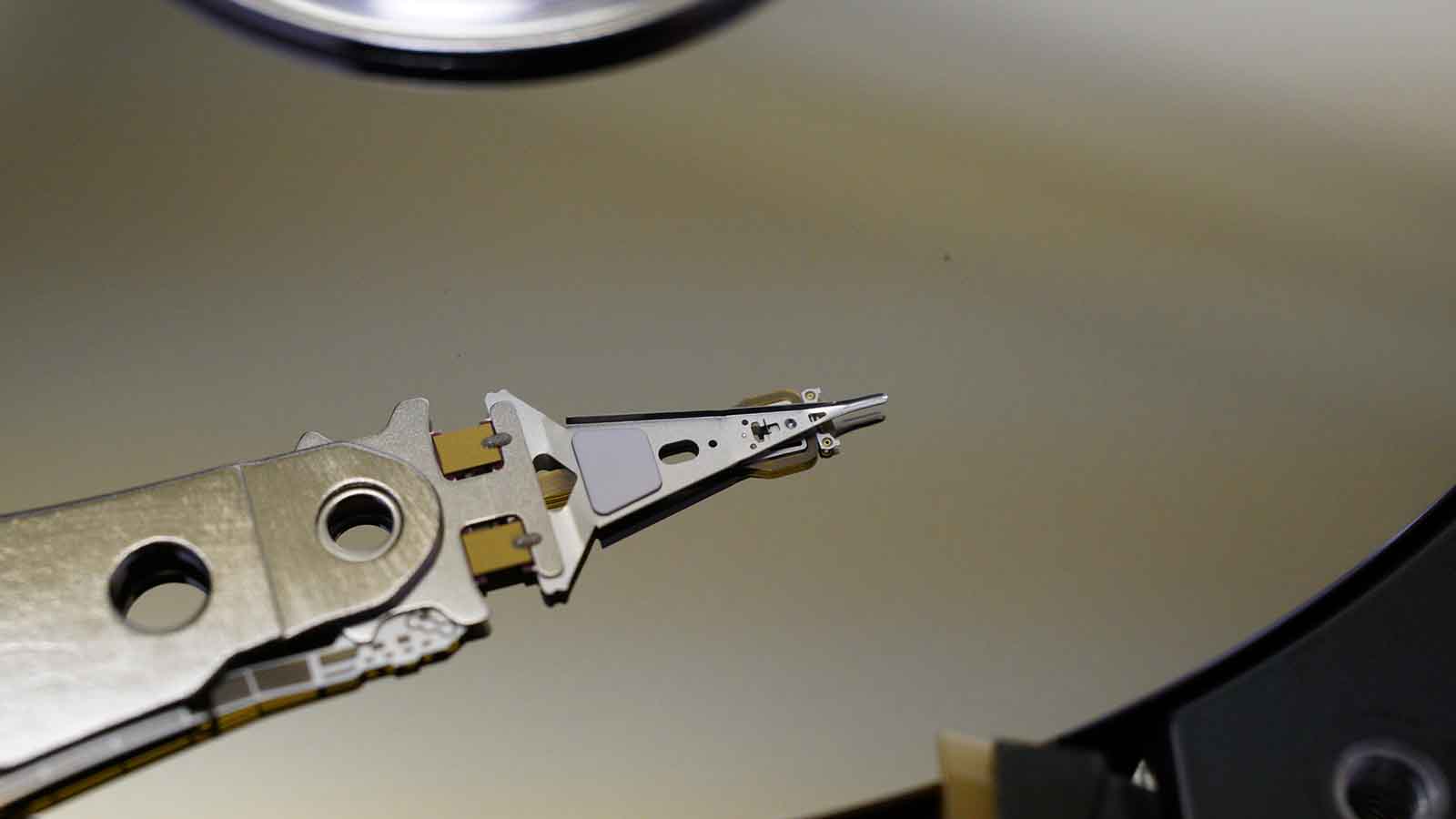 głowice dysku poruszające się nad powierzchnią talerzy