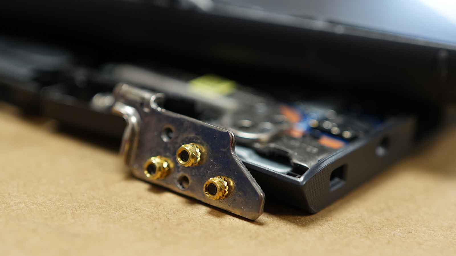 naprawa zawiasów w laptopie