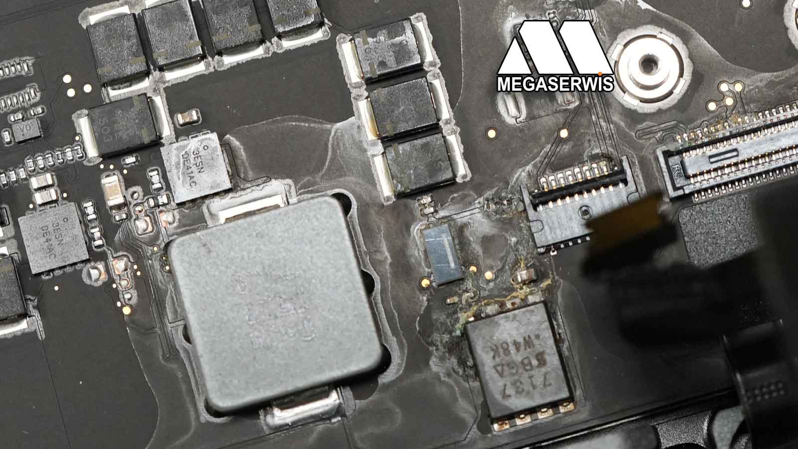 uszkodzenia elektroniki płyty głównej laptopa po zalaniu