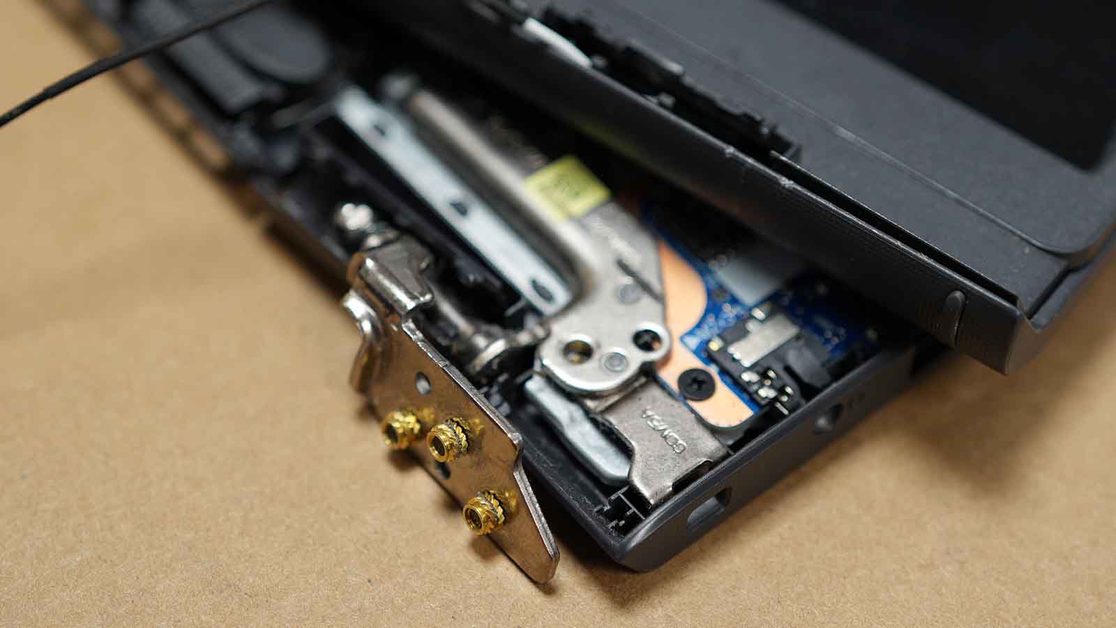 wymiana zawiasów w laptopie